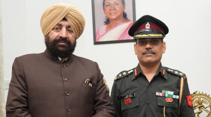 Dehradun:-राज्यपाल गुरमीत सिंह से कर्नल संजीव दत्ताना,मिलिट्री डेंटल सेंटर देहरादून ने की शिष्टाचार भेंट