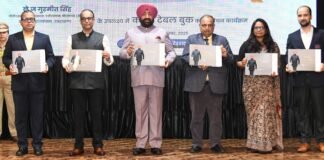 Dehradun:-राज्यपाल गुरमीत सिंह ने ‘सेवा,संकल्प और समर्पण के चार वर्ष’कॉफी टेबल बुक का किया विमोचन,उत्कृष्ट कार्यों के लिए राजभवन के कार्मिकों को किया सम्मानित