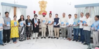 Dehradun:-लोक कलाकार डॉ.नंदलाल भारती की पुस्तक ‘आमारे जौनसारी गीत’का राज्यपाल गुरमीत सिंह ने किया विमोचन