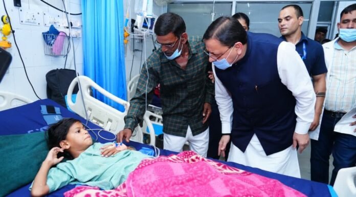 Dehradun:-मुख्यमंत्री पुष्कर सिंह धामी ने किया दून अस्पताल का निरीक्षण,मरीजों से सीधे संवाद कर जानी उनकी स्वास्थ्य सेवाओं की स्थिति