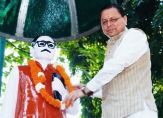 Dehradun:-पंडित दीनदयाल उपाध्याय की जयंती के अवसर पर सीएम धामी ने उनकी प्रतिमा पर माल्यार्पण करते हुए किया उनका स्मरण