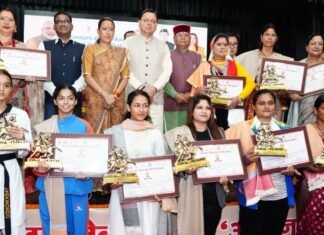 UTTARAKHAND:-13 महिलाओं को तीलू रौतेली और 33 आंगनवाड़ी कार्यकत्रियों को उत्कृष्ट सेवा कार्य सम्मान,सीएम धामी ने कहा-महिला सशक्तिकरण के लिए समर्पण के साथ कार्य करती रहेगी सरकार