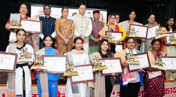 UTTARAKHAND:-13 महिलाओं को तीलू रौतेली और 33 आंगनवाड़ी कार्यकत्रियों को उत्कृष्ट सेवा कार्य सम्मान,सीएम धामी ने कहा-महिला सशक्तिकरण के लिए समर्पण के साथ कार्य करती रहेगी सरकार