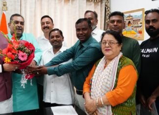 Dehradun:-दिल्ली से लौटे सीएम धामी विधायक और जनप्रतिनिधियों ने की शिष्टाचार भेंट