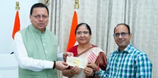 Dehradun:-दून विश्वविद्यालय के शिक्षकों,अधिकारियों एवं कर्मचारियों का एक दिन का वेतन मुख्यमंत्री राहत कोष में योगदान स्वरूप किया भेंट