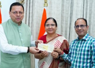 Dehradun:-दून विश्वविद्यालय के शिक्षकों,अधिकारियों एवं कर्मचारियों का एक दिन का वेतन मुख्यमंत्री राहत कोष में योगदान स्वरूप किया भेंट