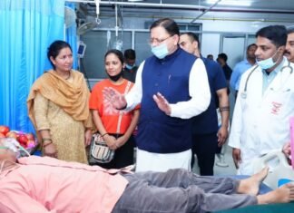 Dehradun:-मुख्यमंत्री पुष्कर सिंह धामी ने जानान दून अस्पताल में भर्ती वरिष्ठ पत्रकार मोहन भुलानी का हालचाल