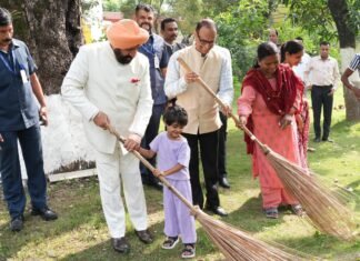 Dehradun:-राज्यपाल गुरमीत सिंह ने ‘सेवा पखवाड़ा’अभियान के अंतर्गत राजभवन परिसर में आयोजित स्वच्छता अभियान में किया प्रतिभाग