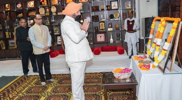Dehradun:-राज्यपाल गुरमीत सिंह ने राष्ट्रपिता महात्मा गांधी एवं पूर्व प्रधानमंत्री लाल बहादुर शास्त्री को अर्पित की श्रद्धांजलि
