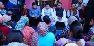 Diwali 2025:-मुख्यमंत्री पुष्कर सिंह धामी ने आपदा प्रभावितों के बीच मनाई दीपावली