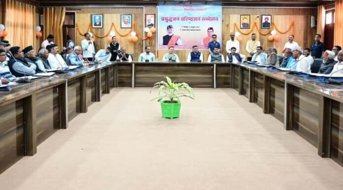 Champawat:-मुख्यमंत्री पुष्कर सिंह धामी ने जिला पंचायत सभागार में प्रबुद्ध नागरिकों एवं वरिष्ठजनों के साथ किया संवाद