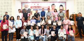 Dehradun:-अंतरराष्ट्रीय बालिका दिवस के अवसर पर आयोजित बालिका शिक्षा प्रोत्साहन कार्यक्रम में शामिल हुए सीएम धामी-हाईस्कूल एवं इंटरमीडिएट की परीक्षा के प्रथम तीन टॉपर बालिकाओं एवं विकासखण्ड स्तर पर टॉपर बालिकाओं को किया पुरस्कृत