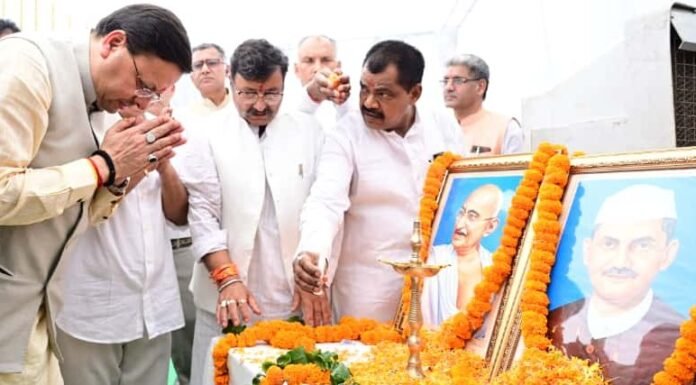 Uttar Pradesh:-रामपुर तिराहा शहीदों को मुख्यमंत्री पुष्कर सिंह धामी ने दी श्रद्धांजलि कहा-शहीद स्थल का होगा री-डेवलपमेंट,संग्रहालय की भव्यता प्रदान करने के साथ ही बनेगा बस स्टॉपेज और कैंटीन