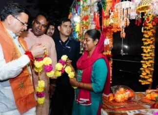 Diwali 2025:-मुख्यमंत्री पुष्कर धामी ने चकराता रोड स्थित स्थानीय दुकानों से की दीपावली की खरीदारी,स्वदेशी उत्पादों को बढ़ावा देने का दिया संदेश