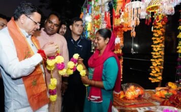 Diwali 2025:-मुख्यमंत्री पुष्कर धामी ने चकराता रोड स्थित स्थानीय दुकानों से की दीपावली की खरीदारी,स्वदेशी उत्पादों को बढ़ावा देने का दिया संदेश