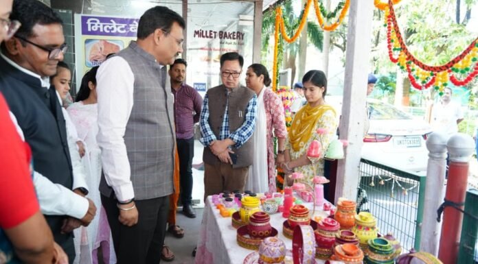 Dehradun:-मुख्य सचिव आनंद बर्द्धन ने राजकीय बाल देखरेख संस्थाओं के बच्चों एवं राजकीय महिला गृहों की महिलाओं द्वारा निर्मित उत्पादों की प्रदर्शनी का किया शुभारम्भ