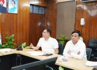 Dehradun:-मुख्य सचिव आनंद बर्द्धन ने ली प्रदेश में झुग्गी बस्तियों के पुनर्विकास से सम्बंधित बैठक,अधिकारियों को झुग्गियों का पुनः सर्वे कराए जाने के दिए निर्देश