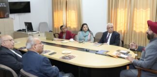 Dehradun:-रीच संस्था के पदाधिकारियों ने राज्यपाल गुरमीत सिंह से भेंट कर देहरादून में प्रतिवर्ष आयोजित होने वाले विरासत महोत्सव के संबंध में दिया प्रस्तुतीकरण