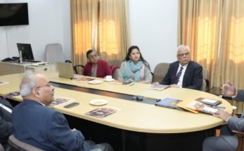 Dehradun:-रीच संस्था के पदाधिकारियों ने राज्यपाल गुरमीत सिंह से भेंट कर देहरादून में प्रतिवर्ष आयोजित होने वाले विरासत महोत्सव के संबंध में दिया प्रस्तुतीकरण