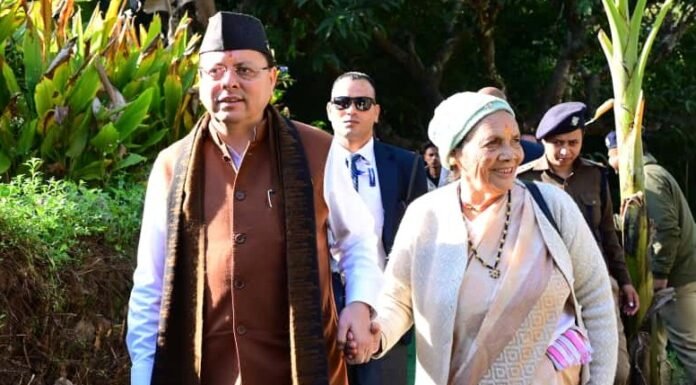 Pithoragarh:-मुख्यमंत्री पुष्कर सिंह धामी मां के साथ पहुंचे अपने पैतृक गांव टुंडी-बारमौं