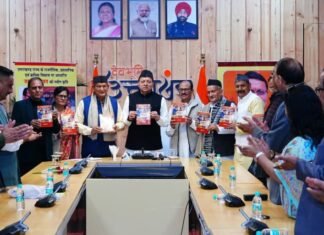 Dehradun:-मुख्यमंत्री पुष्कर धामी ने किया वरिष्ठ पत्रकार-लेखक जय सिंह रावत द्वारा लिखित पुस्तक “उत्तराखंड राज्य का नवीन राजनीतिक इतिहास”का विमोचन कहा-किताबें पढ़ने की आदत को बढ़ावा दें:’बुके नहीं बुक दीजिए’