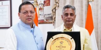 Uttarakhand:-स्व.साहित्यकार शैलेश मटियानी को “उत्तराखण्ड गौरव सम्मान–2025”,सीएम धामी ने उनके पुत्र राकेश मटियानी को सौंपा सम्मान