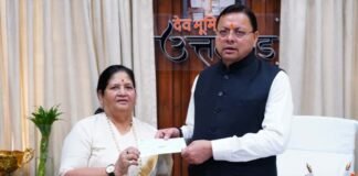 Dehradun:-पर्वतारोही बछेंद्री पाल ने मुख्यमंत्री राहत कोष के लिए प्रदान किया 10 लाख का चेक