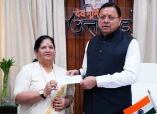 Dehradun:-पर्वतारोही बछेंद्री पाल ने मुख्यमंत्री राहत कोष के लिए प्रदान किया 10 लाख का चेक