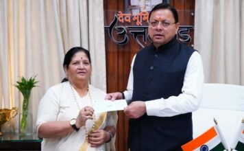 Dehradun:-पर्वतारोही बछेंद्री पाल ने मुख्यमंत्री राहत कोष के लिए प्रदान किया 10 लाख का चेक