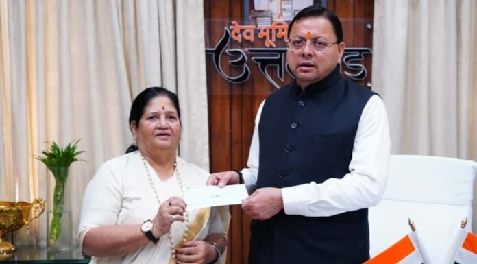 Dehradun:-पर्वतारोही बछेंद्री पाल ने मुख्यमंत्री राहत कोष के लिए प्रदान किया 10 लाख का चेक