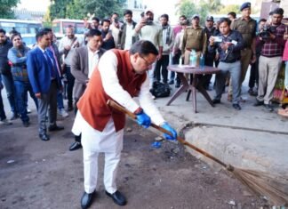 Dehradun:-मुख्यमंत्री पुष्कर धामी का आईएसबीटी देहरादून में औचक निरीक्षण,गंदगी देखकर खुद उठाई झाड़ू-बोले-अगली बार आऊँगा तो व्यवस्थाएँ पूरी तरह दुरुस्त दिखनी चाहिए