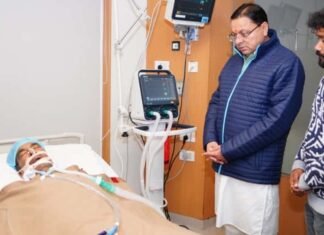 Dehradun:-मुख्यमंत्री पुष्कर सिंह धामी ने मैक्स हॉस्पिटल में उपचाराधीन लोकगायक गोविंद दिगारी के पिता हिम्मत सिंह से की मुलाकात