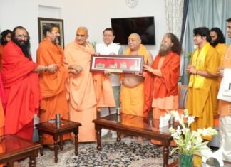 Dehradun:-संत समाज ने मुख्यमंत्री पुष्कर धामी को दिया आशीर्वाद-‘देवभूमि के धर्म-संरक्षक’की उपाधि