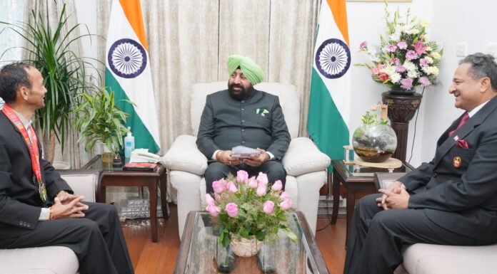 Uttarakhand:-राज्यपाल गुरमीत सिंह से लोक भवन में अंतर्राष्ट्रीय ट्रेल रन प्रतियोगिता के विजेता भूतपूर्व सैनिककलम सिंह बिष्ट ने की शिष्टाचार भेंट