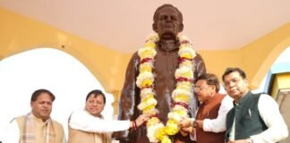 Udham Singh Nagar:-पंडित राम सुमेर शुक्ल की 47वीं पुण्यतिथि पर सीएम धामी ने दी श्रद्धांजलि,प्रतिमा पर माल्यार्पण किया शिलापट्ट का अनावरण