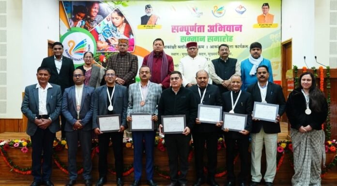 Dehradun:-मुख्यमंत्री पुष्कर धामी ने आकांक्षी जिला एवं ब्लॉक कार्यक्रम में सर्वश्रेष्ठ प्रदर्शन करने वाले विकासखंडों और जिलों को किया सम्मानित