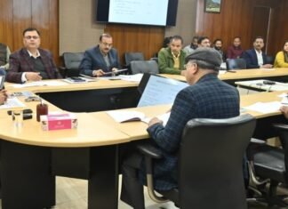 Dehradun:-मुख्य सचिव आनन्द बर्द्धन ने की सेवा का अधिकार के अंतर्गत सेवाओं की समीक्षा