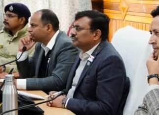 Champawat:-मुख्य सचिव आनन्द बर्द्धन ने की विकास परियोजनाओं की विस्तृत समीक्षा,तेजी से विकास के लिए पूंजीगत व्यय व मॉनिटरिंग बढ़ाने के दिए निर्देश