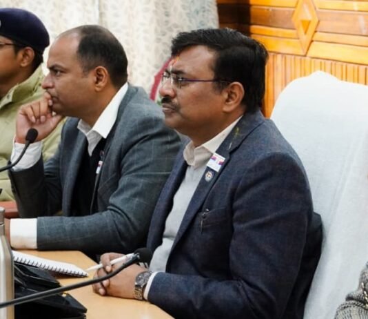 Champawat:-मुख्य सचिव आनन्द बर्द्धन ने की विकास परियोजनाओं की विस्तृत समीक्षा,तेजी से विकास के लिए पूंजीगत व्यय व मॉनिटरिंग बढ़ाने के दिए निर्देश
