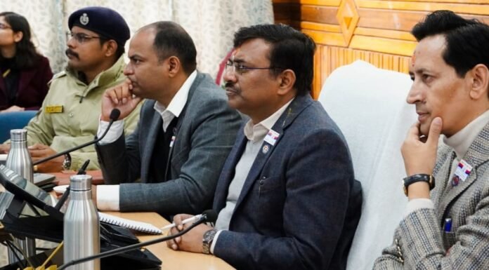 Champawat:-मुख्य सचिव आनन्द बर्द्धन ने की विकास परियोजनाओं की विस्तृत समीक्षा,तेजी से विकास के लिए पूंजीगत व्यय व मॉनिटरिंग बढ़ाने के दिए निर्देश