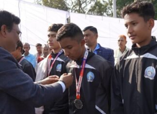 Champawat:-मुख्य सचिव आनन्द बर्द्धन ने चम्पावत के खेल प्रतिभाओं को किया सम्मानित,बूम में किया वृक्षारोपण