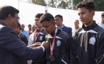 Champawat:-मुख्य सचिव आनन्द बर्द्धन ने चम्पावत के खेल प्रतिभाओं को किया सम्मानित,बूम में किया वृक्षारोपण