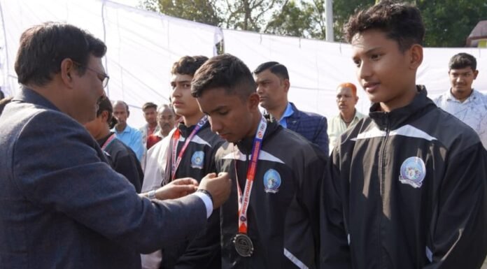 Champawat:-मुख्य सचिव आनन्द बर्द्धन ने चम्पावत के खेल प्रतिभाओं को किया सम्मानित,बूम में किया वृक्षारोपण