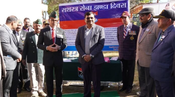 Champawat:-मुख्य सचिव आनन्द बर्द्धन ने सशस्त्र सेना झंडा दिवस पर सैनिकों को नमन,खिलाड़ियों को किया सम्मानित