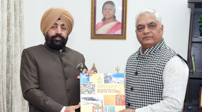 Dehradun:-सर्वे ऑफ इंडिया के महासर्वेक्षक हितेश कुमार एस.मकवाना ने राज्यपाल गुरमीत सिंह से की शिष्टाचार भेंट