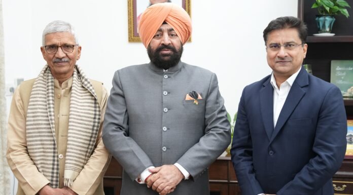 Dehradun:-आईआईटी रुड़की के प्रो.एवं डीन डॉ.नवीन के.नवानी तथा संस्था से जुड़े विजिटिंग प्रोफेसर डॉ.एच.सी.पोखरियाल ने राज्यपाल गुरमीत सिंह से की शिष्टाचार भेंट