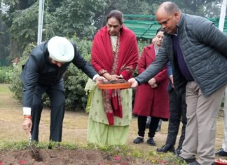 Uttarakhand:-राज्यपाल गुरमीत सिंह ने लोक भवन परिसर में किया ट्यूलिप बल्ब का रोपण