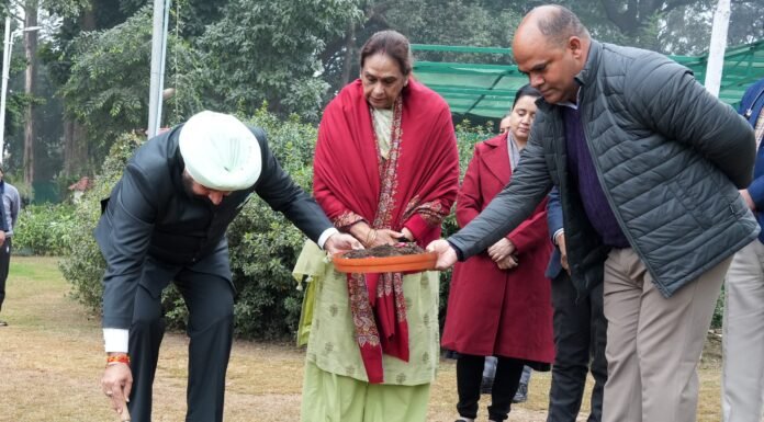 Uttarakhand:-राज्यपाल गुरमीत सिंह ने लोक भवन परिसर में किया ट्यूलिप बल्ब का रोपण