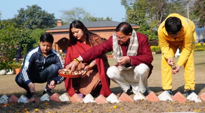Dehradun:-मुख्यमंत्री पुष्कर धामी ने सपरिवार मुख्यमंत्री आवास परिसर के उद्यान में 17 प्रजातियों के चार हजार ट्यूलिप उगाने की मुहिम का किया शुभारंभ
