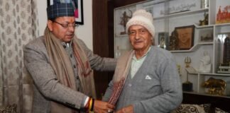 Dehradun:-पद्म भूषण सम्मान हेतु चयनित होने पर भगत सिंह कोश्यारी को उनके आवास पर पहुंच कर सीएम धामी ने दी बधाई